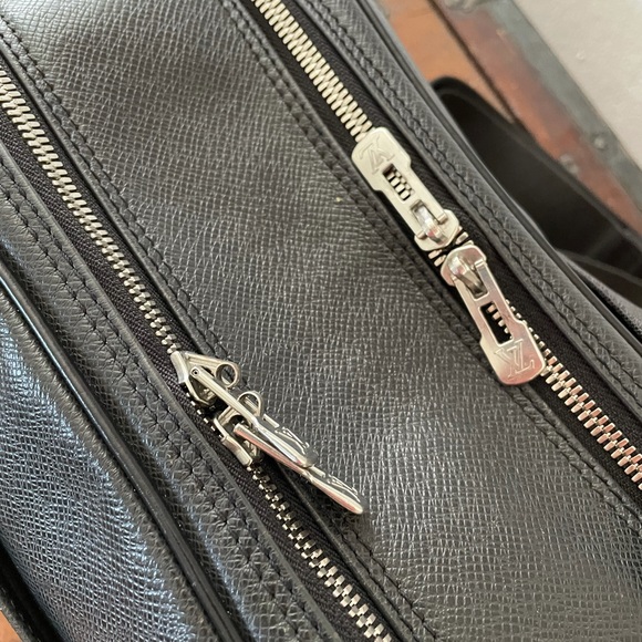 Authentic Louis Vuitton Reporter Bag - Picture 4 of 7